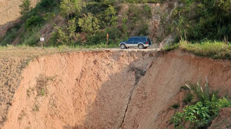 Nguy cơ sạt lở, chia cắt nhiều tuyến giao thông ở vùng cao tỉnh Kon Tum trước mưa lũ