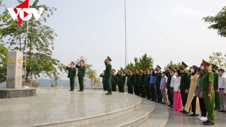 Chào cờ chủ quyền tại cột mốc ngã ba biên giới