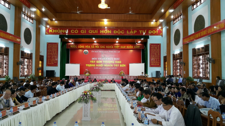 Gia Lai po hneăng hôp khoa hok ‘’Tây Sơn nhuo#m dêi túa tơlá vâi krâ’’