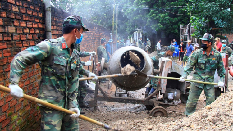 Sư đoân 10 tơdjuôm ivá mơjiâng thôn pơlê nếo a Kon Tum