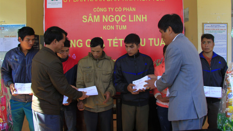 Tây Nguyên bruô tơmeăm Têt ăm kuăn pơlê