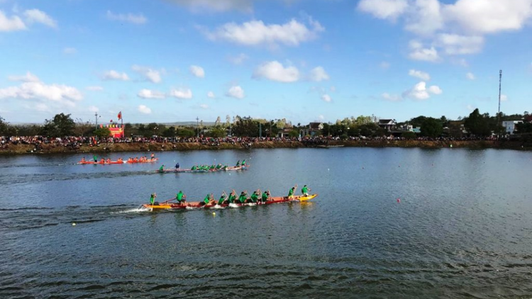 Tây Nguyên:  Hơniâp ro po mơd^ng rơnó Hơngui