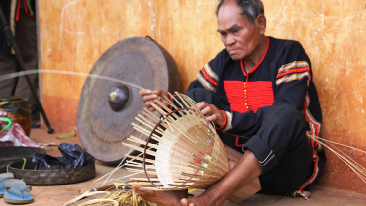 Hâi leh mơd^ng mơhno túa le\m tro tơ’noăng ivá pơla mâu hdroâng kuăn ngo tung pơlê kong kơdrâm Buôn Ma Thuột