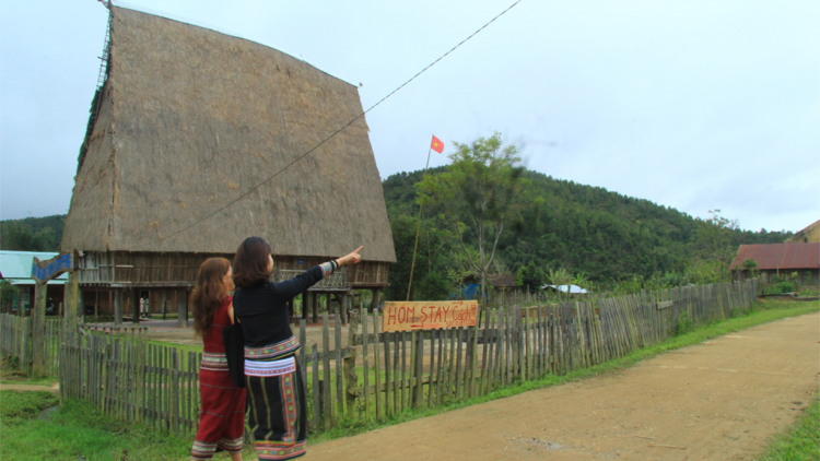 Kon Tum: Mơ’no liăn mơjiâng pro hngêi trăng, troăng prôk ôm hyô kal tơtro [ă mơhno túa le\m tro tung pơlê pơla