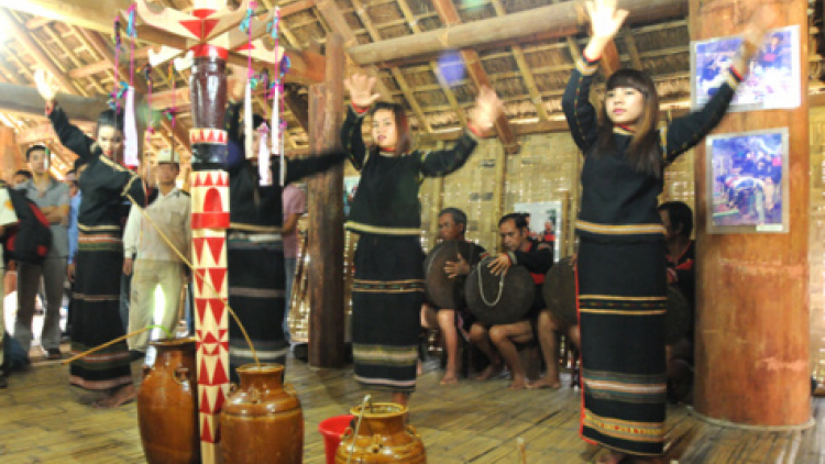 Túa kơhnhon xuâng krếo khu xeăng dêi mơngế Rơđế