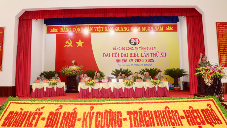 Đảng [o# Ko\ng an kong pơlê Gia Lai tơku\m po hneăng hôp roh má XII