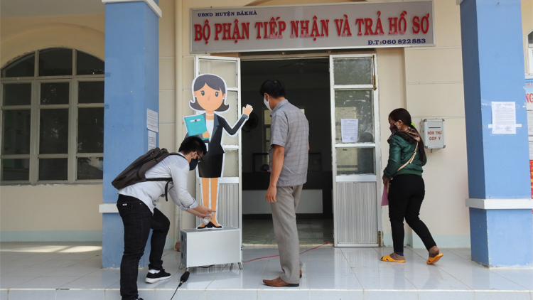 Kăn pho\ ngăn [ơrô ‘na Luât a Kon Tum [ă tơdroăng hriăn ple\ng ‘’ Um tơbâ tối ăm rêm ngế‘’  hbrâ mơdât pơreăng Covid-19