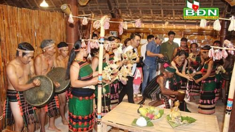 Tuá rơkâu xối mot hngêi nếo dêi mơngế M’nông