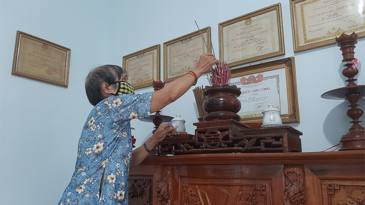 Hơlêm tơdroăng châi a kơpong tơnêi apoăng trâm tơdroăng xâu xía trếo ‘mêi dioxin