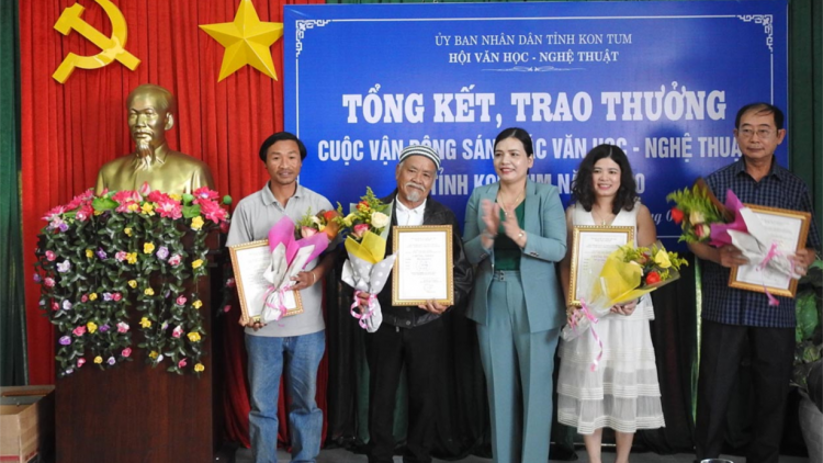 Kon Tum diâp pri mơhá chêh Văn học –Nghệ thuật koh hâk troh po hneăng hôp Đảng roh má XIII