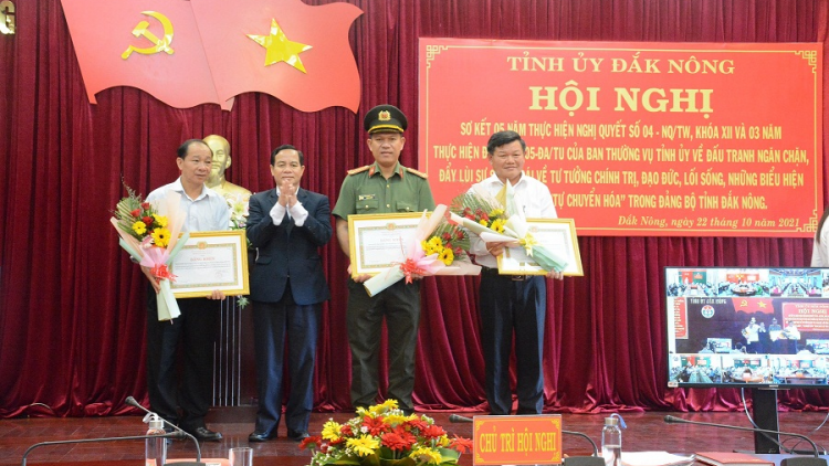 Dak Nông mơgêi pơtân 5 hơnăm pêi pro Pơkâ Tơnêi têa 4 hneăng má XII ‘na thăm mơjiâng, ‘mâi rơnêu tung Đảng