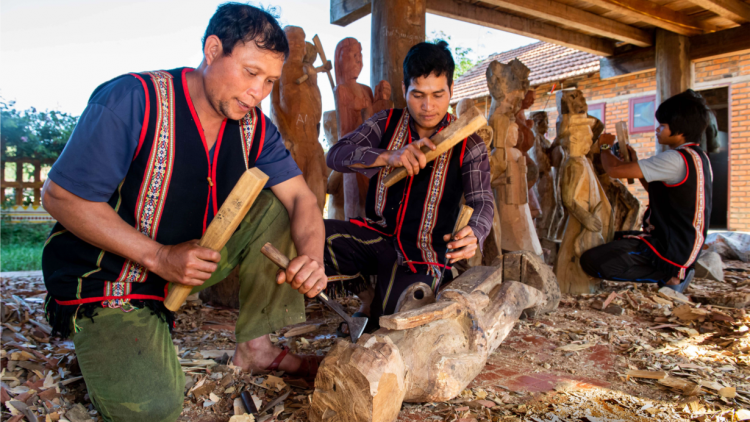 Mơngế Rơteăng hbleăng loăng bro um vâ tơbâ mơngế hlâ