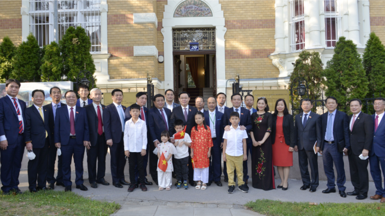 Pôa Vương Đình Huệ, Kăn xiâm hnê ngăn Kuô̆k hô̆i lăm pôu kŏng hòa Áo