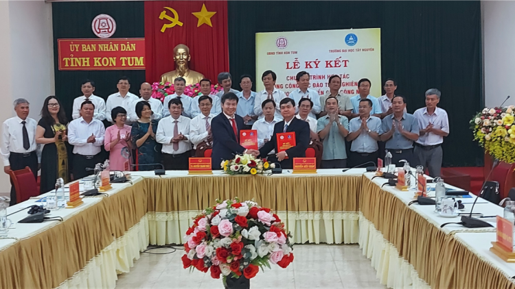 Kong pơlê Kon Tum ƀă Hngêi trung Đăi hok Tây Nguyên kĭ tơkêa  tơdroăng tơrŭm