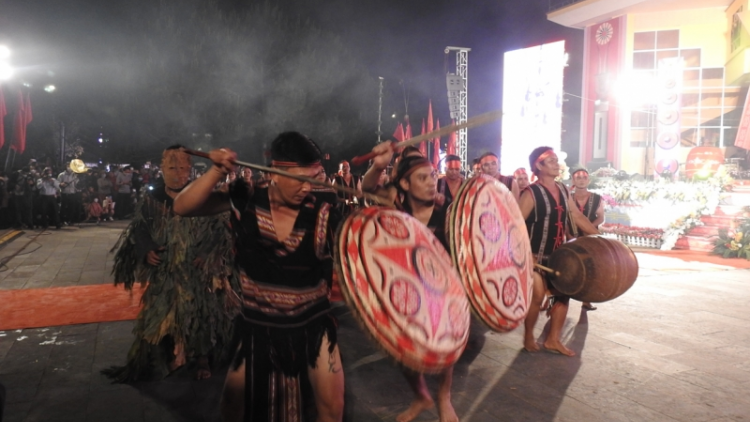 Tơ’noăng mơđah hơdruê xuâng mơhno khôi túa lĕm tro mâu hdroâng kuăn ngo kơpong Trường Sơn – Tây Nguyên po rơdâ
