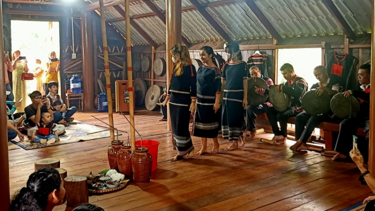 Tơdroăng ôm hyô châ ngăn mơhno túa lĕm tro hdroâng kuăn ngo tơ’mot hên tơmối