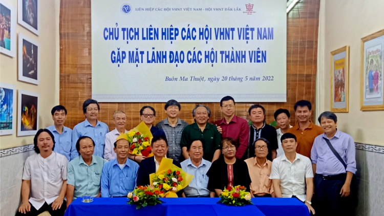 Trâm mâ kăn pơkuâ mâu Hô̆i Văn hok Ngê̆ thuât veăng tung hơdruê xuâng lâp tơnêi têa