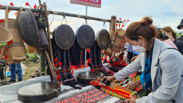 Pơxiâm po hâi phiu ro mơhno túa lĕm tro kơpong hdroâng kuăn ngo Lâm Đồng roh má V