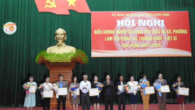 ​  Kon Tum ƀă tơdroăng pâ mơnê mơngế ai hnoăng ƀă kăch măng