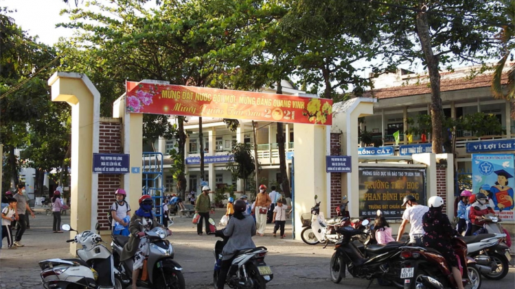 Mâu kong pơlê Tây Nguyên ăm hok tro, sinh viên pơtê hriâm vâ hbrâ mơdât pơrea\ng Covid 19