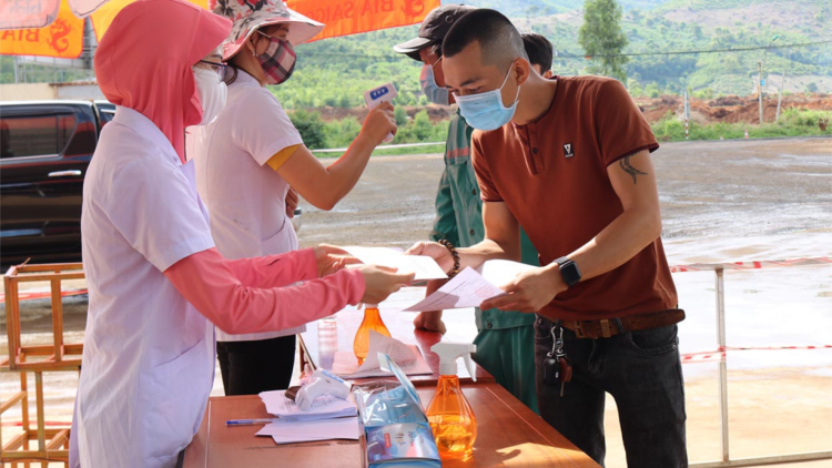 Kon Tum: mơdêk séa ngăn, mơdât tâ tú COVID-19
