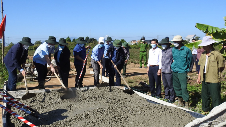 Kon Tum: Lo lăm pêi cheăng apoăng hơnăm mơjiâng thôn pơlê nếo ƀă kơphô̆ rơkê