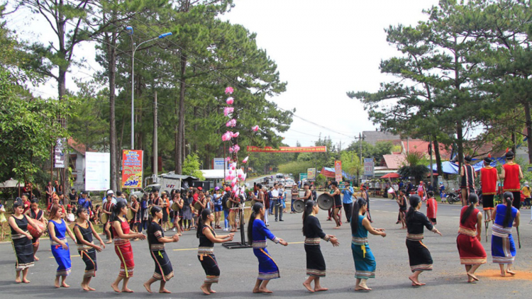 Kon Tum: Tơ’mot tơmối drô troăng kơpho# Mang Deăng