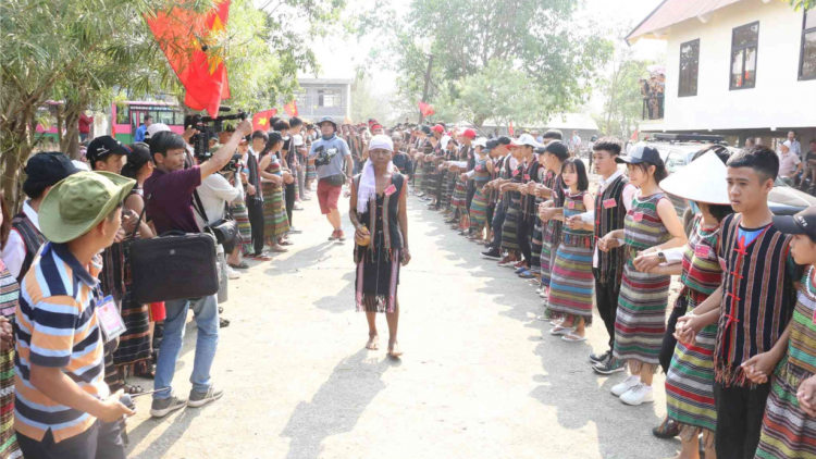 Hơniâp ro m[d^ng kleăng kơneăng tâ [ă xôi pâ ivá mơsêi ăm rui dêi mơngế Mnông a {uôn Đôn – Dak Lak