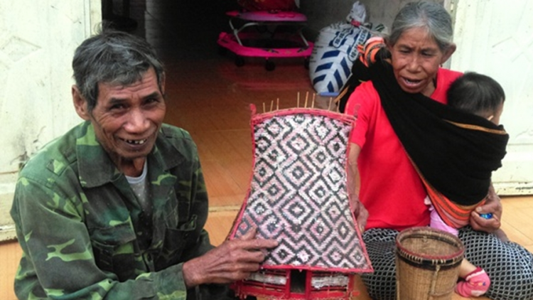 Ngệ nhân ưu tú A Yeng rak vế khôi túa, vêa vong roh nah