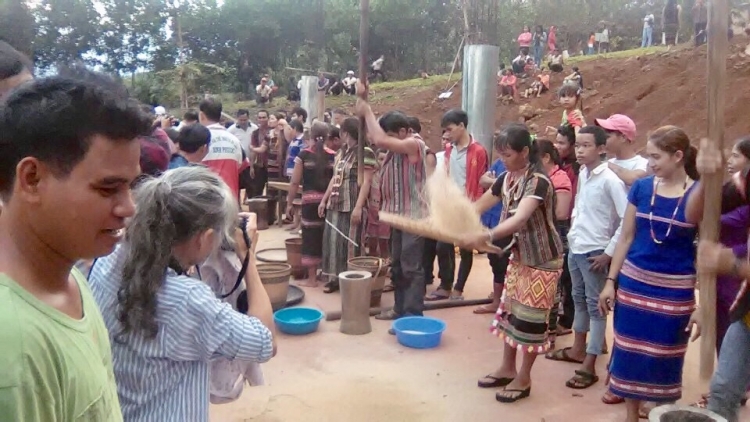 Mơngiơk a pơlê Bom Bo