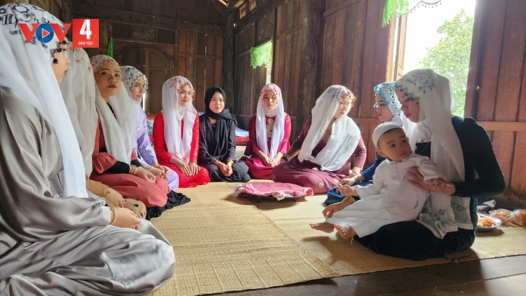 Nghi lễ cắt tóc và đặt tên cho con của người Chăm Islam An Giang