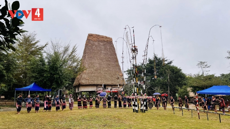 Người Ba Na đóng cửa kho