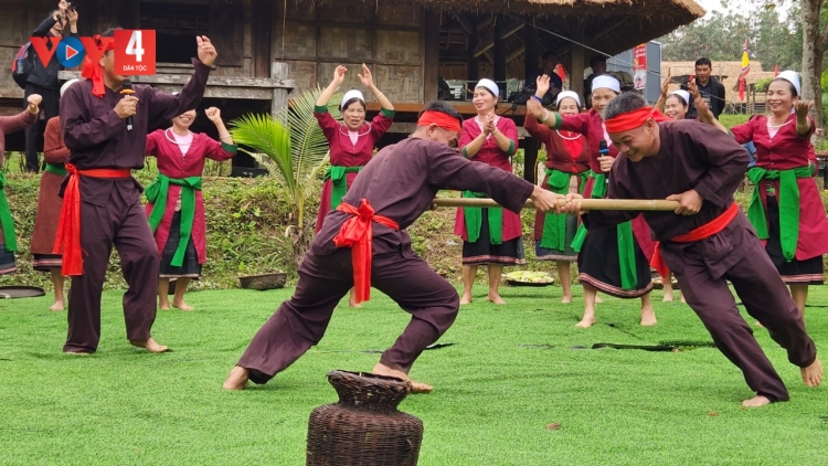 Trò diễn ngày xuân của đồng bào Thổ ở Thanh Hóa