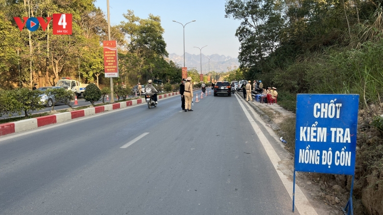 CAO BẰNG: ẾT SLIM KIN LẨU BIA DÁ NẮM PÂY XE