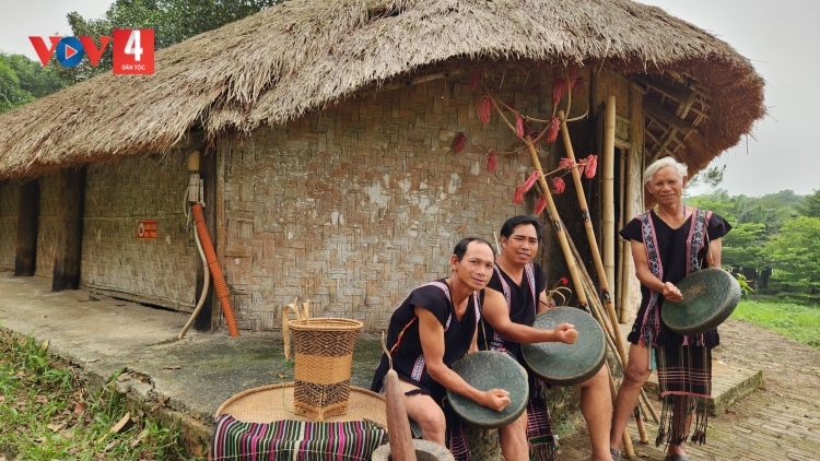 Người M'nông nhìn trăng lấy cây làm nhà