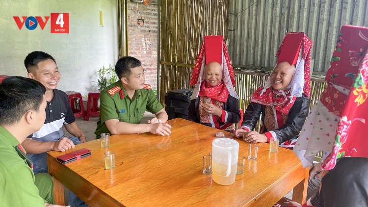 SLON TIỂNG DAO SLE NGẢI CHẮC ĐẢY NẲM SLƯỞNG CÚA PỈ NOỌNG