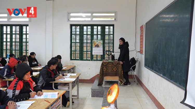  Sa Pa giữ ấm cho học sinh dưới thời tiết 6 độ C