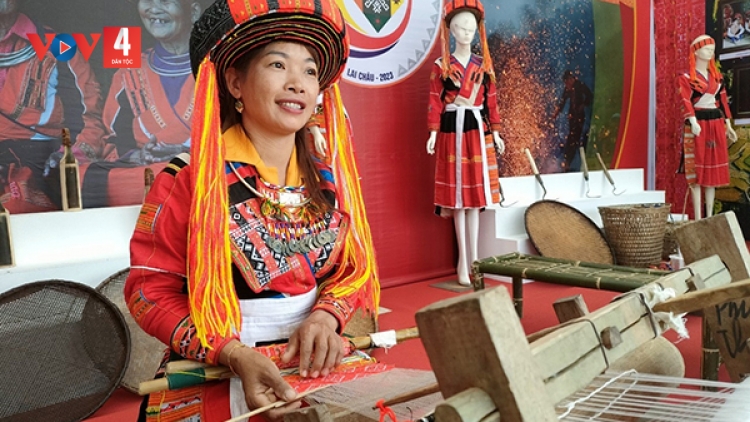 Bộ trang phục truyền thống tôn lên vẻ đẹp của phụ nữ Pà Thẻn 