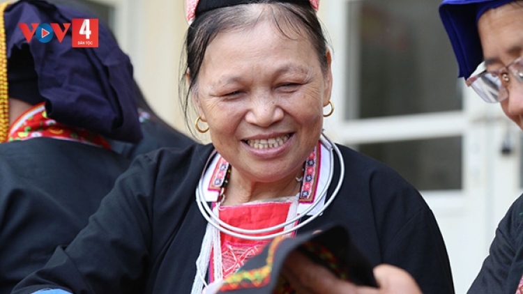 Người truyền nghề thêu thổ cẩm của người Dao