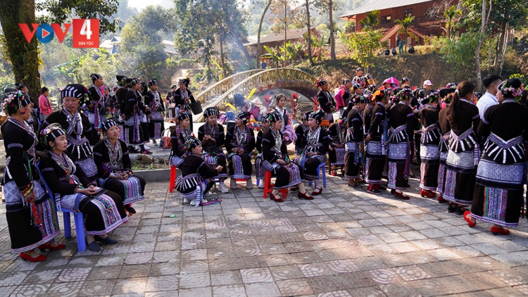 BẢN CẦN LỰ DÚ LAI CHÂU HẾT KIN VẰN HẲM ĐÂY