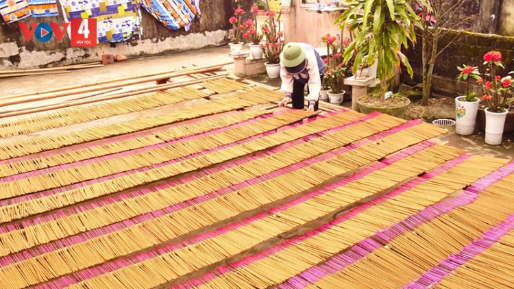 Tìm thảo dược núi rừng về làm hương thơm bán kiếm tiền tiêu tết