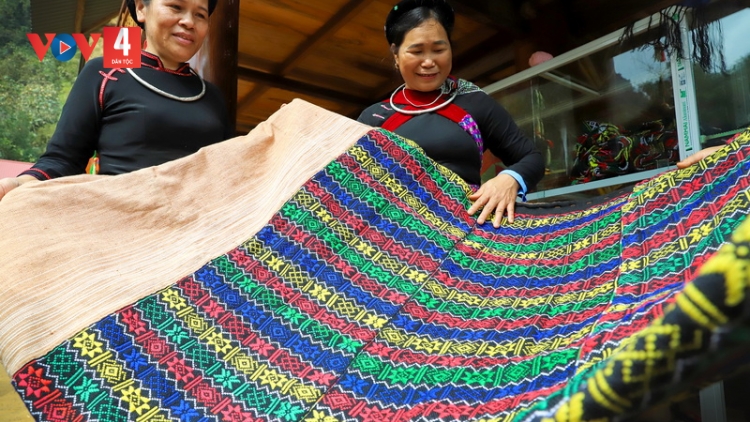 Tất bật khâu còn, dệt thổ cẩm chuẩn bị hội Lồng Tông