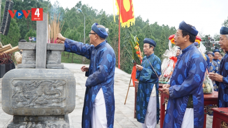 Thừa Thiên Huế: Bắt hương ta lưm hay k’noọ 235 c’moo t’ngay Nguyễn Huệ dzoọc bhrợ Hoàng đế