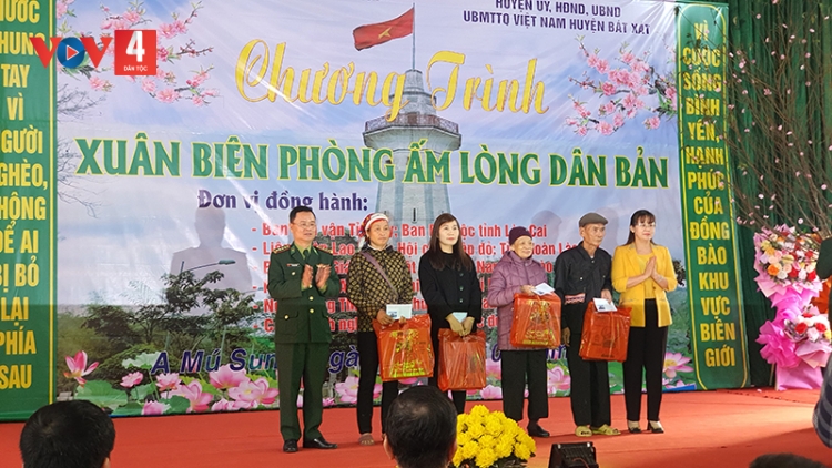 Vui xuân sớm nơi đầu nguồn sông Hồng chảy vào đất Việt