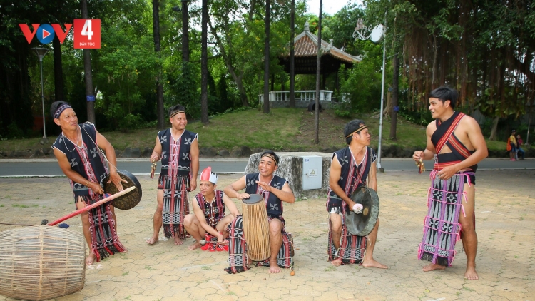 APÊÊ XƠỢNG ĐÀI LÂNG T'RUIH - T'RUIH LÂNG APÊÊ XƠỢNG ĐÀI