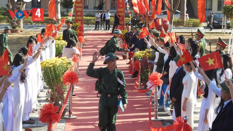 MIỀN TRUNG: K’RƠ BHÂU ĐHA ĐHÂM C’MỌOR LƯƠT BỘ ĐỘI