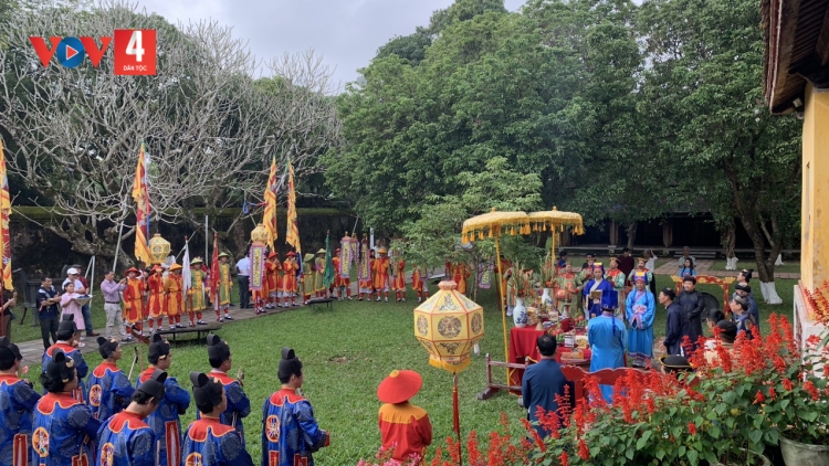 XAY MOON CR’CHĂL MÓOT BHRỢ BH’RỢ TƠỢP C’MOO ĐHỊ ZR’LỤ K’CIR HOÀNG CUNG HUẾ