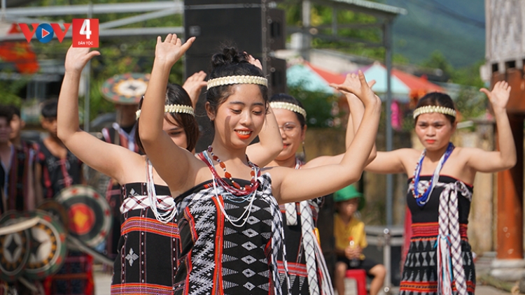 Hơnh deh T’ngay Quốc tế Pân đil:  CÔ GÁI TRÊN NƯƠNG 