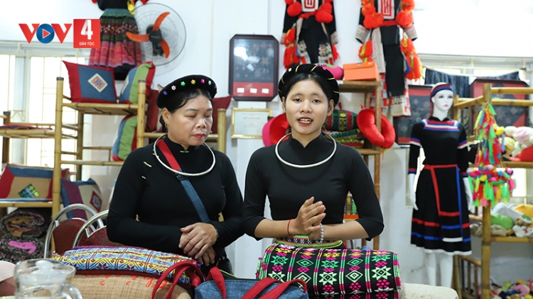 Người miền núi ứng dụng công nghệ quảng bá sản phẩm dân tộc