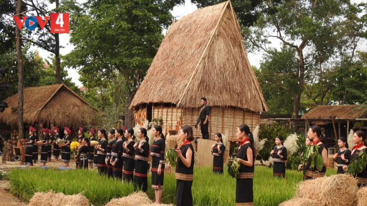 KON TUM: XA NAY BH’RỢ NGHỆ THUẬT “ĐĂH HÀ T’NGAY HÂN NOO” K’ĐƠƠNG T’PÂH K’R’BHÂU MANUYH TƯỚC LÊY